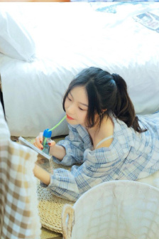 年轻的女孩在办公室推荐香水